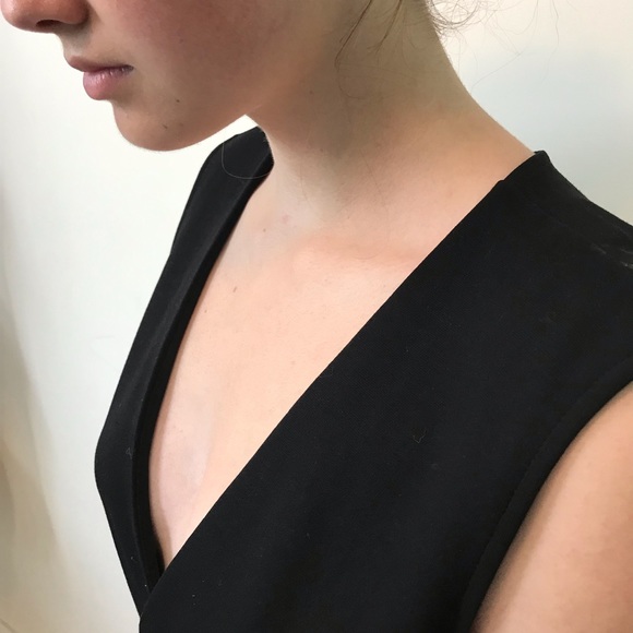 Perfect lil black dress for prom!!
backless deep v neck snaps at back neck - Picture 2 of 12